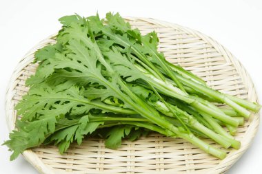 Beyaz arkaplanda taze roka yaprakları