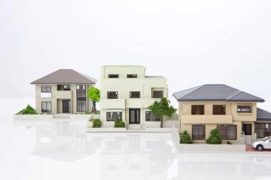 Beyaz arka planı olan model evler.