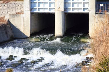 Beton drenaj kanalizasyonundan akan su dışarıdaki kanalizasyona karışıyor.
