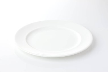 Beyaz arkaplanda boş yuvarlak tabak