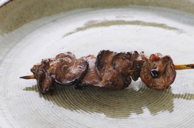 Şişte ızgara tavuk, leziz et barbeküsü. 