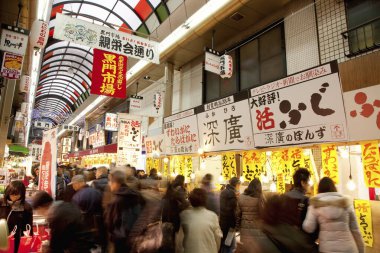  Meşgul, kapalı Japon alışveriş caddesi veya pazar atari salonu (Shtengai) parlak tabelalar ve yürüyen insan kalabalığı.