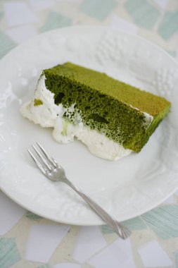 Krem şantili, krem peynirli, Japon tatlılı nefis kibrit kekinin yakın çekimi.         