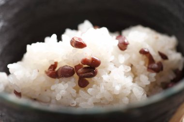 Bir kase beyaz pirinci kapat.