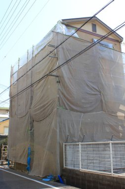 İskeleli modern binanın devam eden inşaatı 