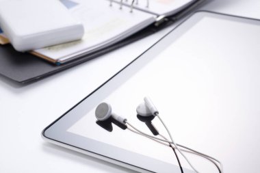 Kulaklık ve tablet tablo üzerinde