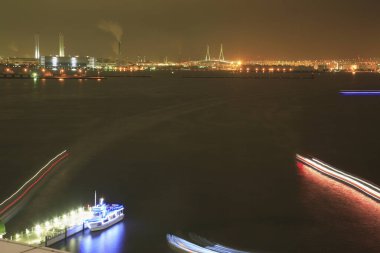 Gece vakti. Gemiler ve teknelerle okyanus manzarası. Japonya 