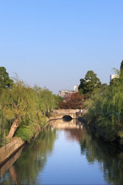 Nehir üzerindeki eski köprünün manzarası