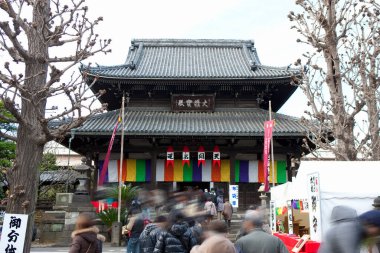 Tokyo 'daki antik Japon tapınağını ziyaret eden kalabalığın hareketli görüntüleri.