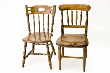 Beyaz arka planda ahşap çatı katı tarzı sandalyeler