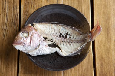 Tahta bir tabakta çiğ balık.