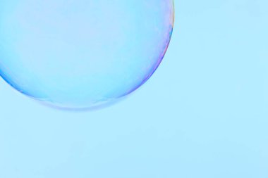 Beyaz arka planda sabun köpüğü. Kapat - kapat