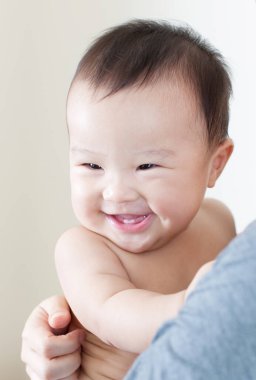 Annenin ellerinde mutlu Japon çocuk, ellerinde küçük oğlunu tutan kadın, yakın plan. 