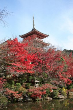 Güzel antik Japon tapınağının manzaralı görüntüsü.