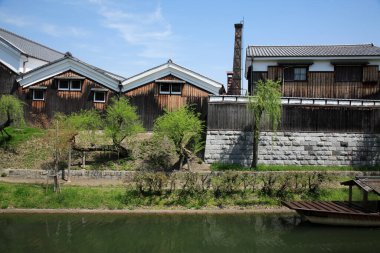 Nehir kenarındaki köyde ahşap evler. 