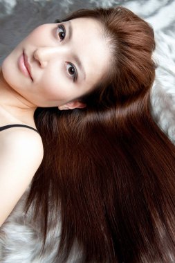 Genç ve güzel Asyalı bir kadının portresi.