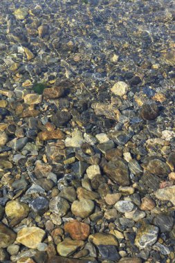 Deniz suyunun yüzeyi hafif bir dalgalanma etkisi gösterir. Görsel olarak çekici bir arka plan yaratır.