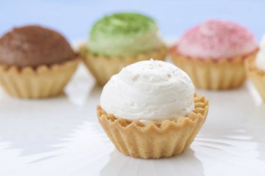 Lezzetli, renkli keklerin yakın plan görüntüsü.        