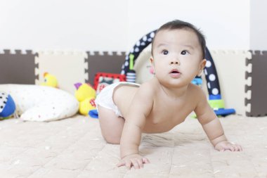 Evde oynayan sevimli Japon bebek. Küçük Asyalı bir çocuğun portresi 