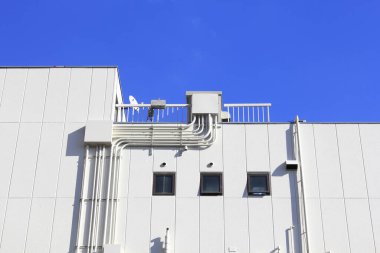 Mavi gökyüzü ile endüstri binasının dışı