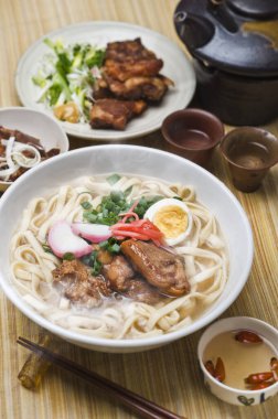Yumurta ve etli ramen. Japon mutfağı.