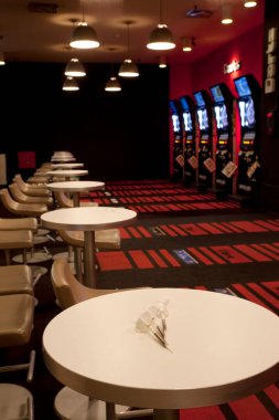 Oyun salonunda dart okları olan dart tahtası 