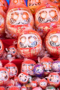 Daruma Japonya 'da iyi şans bebekleri (yabancı kelimeler iyi şans anlamına gelir)