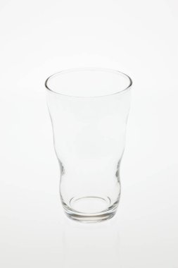 Beyaz arka plan üzerinde izole boş şeffaf cam