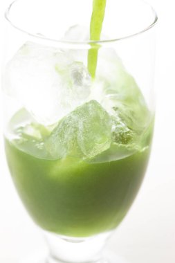 Aydınlık zemin üzerinde buzlu kibrit yeşil çayın yakın plan görüntüsü                                                   