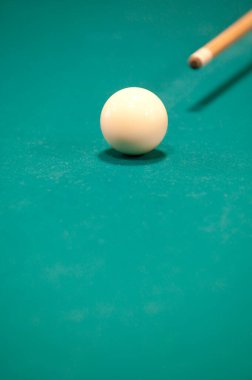 Arka planda top olan bilardo masası, kapat.