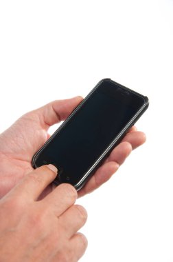 Beyaz arka planda izole edilmiş akıllı telefon kullanan bir adam