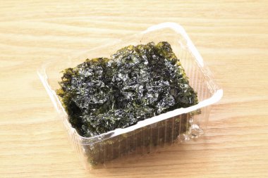 Yosun parçaları bir kutuda istiflenmiş.