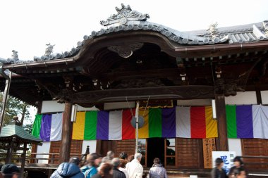 Tokyo 'daki antik Japon tapınağını ziyaret eden kalabalığın hareketli görüntüleri.