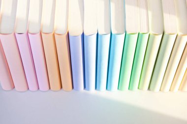 Renkli kapaklarla kitapları kapat