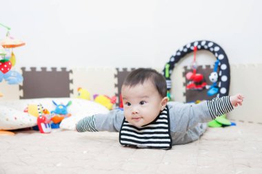 Evde oynayan sevimli Japon bebek. Küçük Asyalı bir çocuğun portresi 
