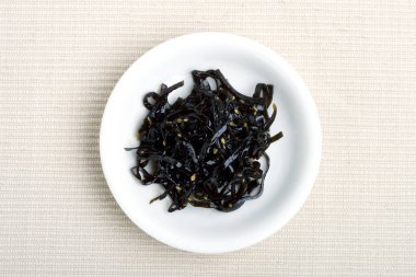 Beyaz tabakta yosun, yaklaş. 