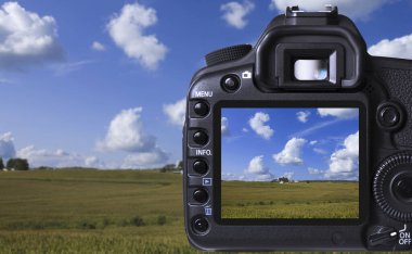 Yeşil alana sahip modern dijital kameranın yakın görüntüsü