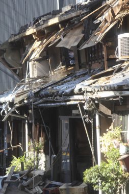 Binanın dış kısmı hasar görmüş. Çatı çökmüş ve camlar kırılmış.