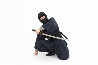 Kimono giyen Asyalı erkek samurayın portresi. 