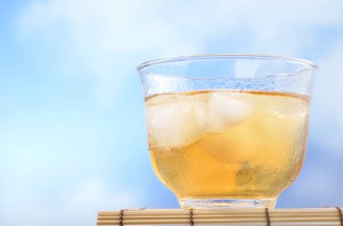 Arka planda bir bardak buzlu çay