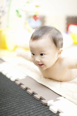 Evde oynayan sevimli Japon bebek. Küçük Asyalı bir çocuğun portresi 