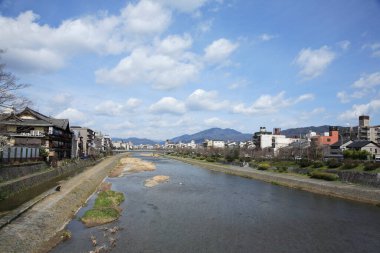 Küçük bir şehirde nehir manzarası. 