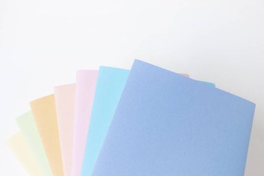 Renkli kapaklı bir yığın kitap kapat