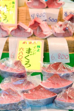 Taze ton balığı dilimleri deniz ürünleri pazarında sergileniyor.