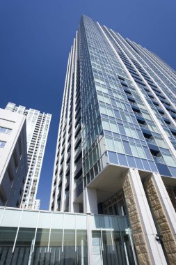 Gökdelenler mavi gökyüzü üzerinde 