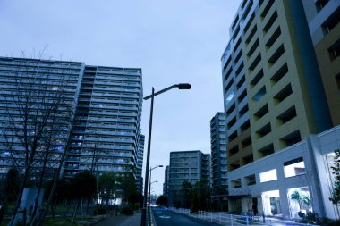 Şehir sokaklarında modern binalar 