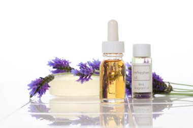 Beyaz arka planda lavanta yağı şişeleri