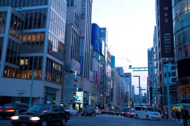 Şehir arkaplanı, modern şehir manzarası alacakaranlıkta 