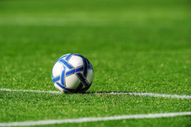 Futbol topu yeşil çimlerde, futbol konsepti 