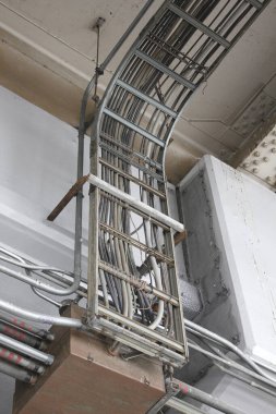 Çeşitli elektrik kabloları ve kabloları barındıran metal iskelet.